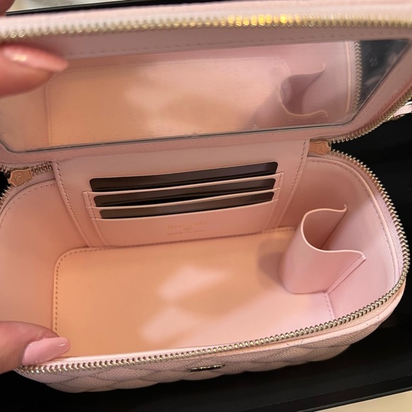 ❌SOLD❌Chanel vanity - Picture 2 of 8